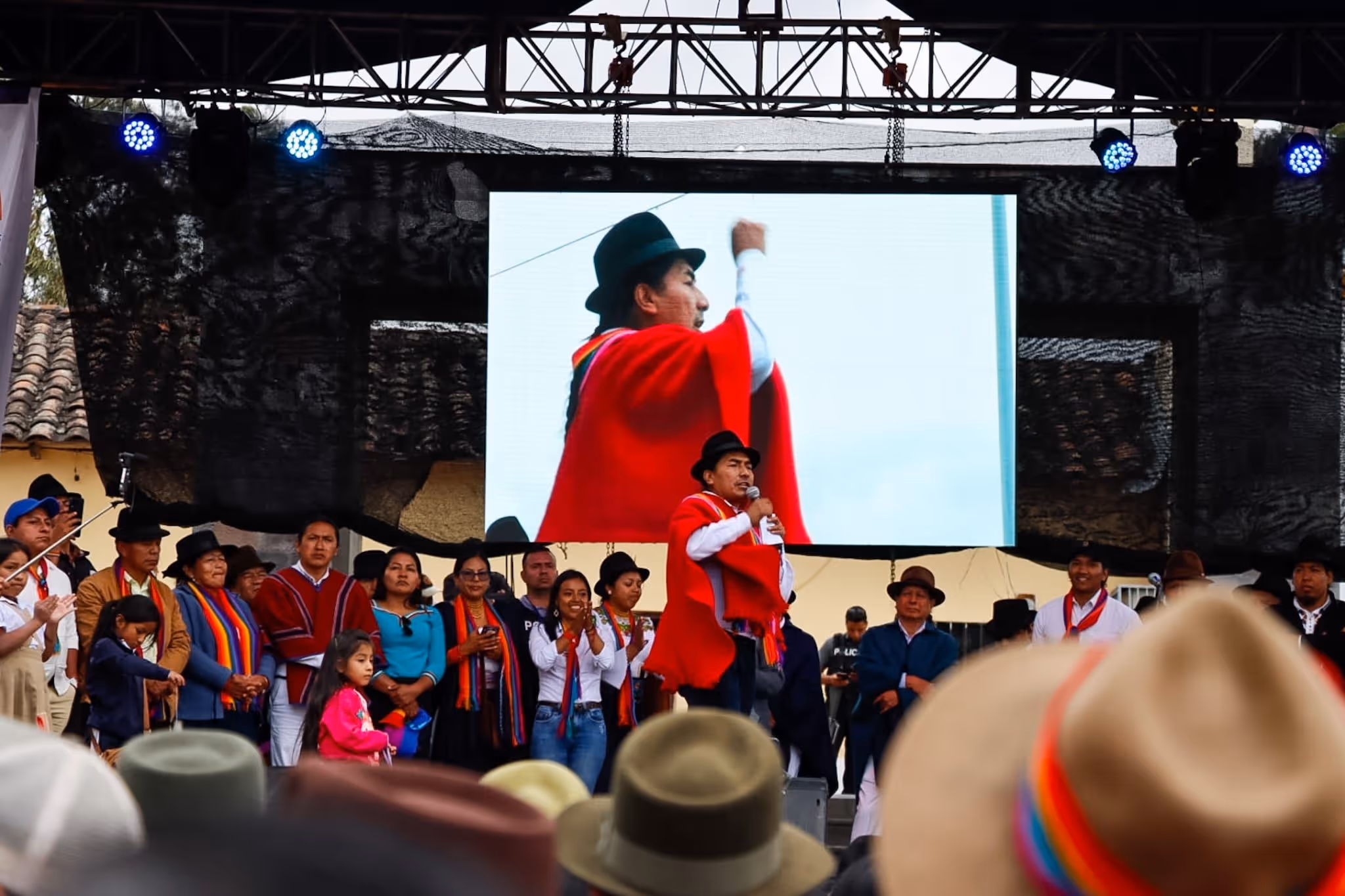 Escena de campaña política en Ecuador, por Andrés León León (3/7)