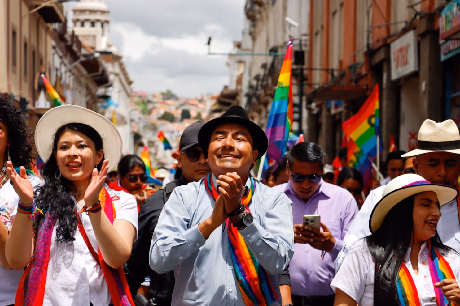 Escena de campaña política en Ecuador, por Andrés León León (4/7)